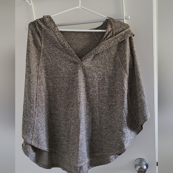 Hooded casual poncho. It doesn't have a tag with the brand name on it. - Picture 2 of 2